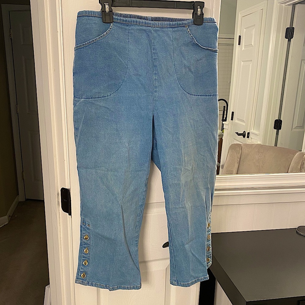 Denim & Co. cropped denim pant with elastic waist. Size L.